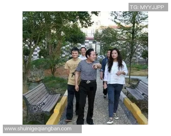 女裁判与足球明星亲密合影展现体育精神与性别平等的新风貌